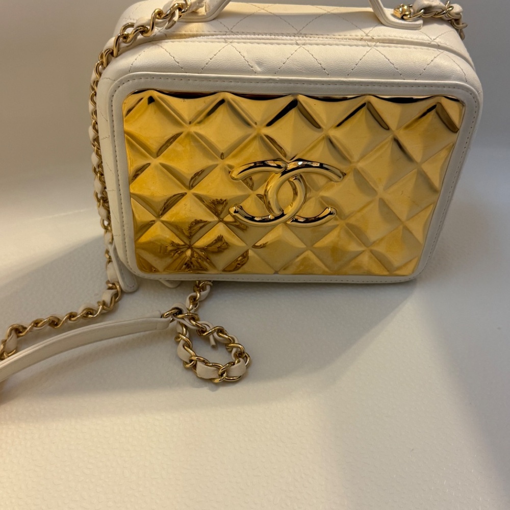 Chanel Golden Plate Vanity Case White Lambskin Gold Hardware - Picture 2 of 6